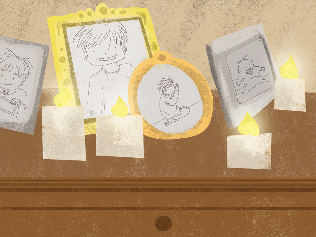 Fotos en marcos sobre un escritorio que está en la casa de la señora del 7º piso.