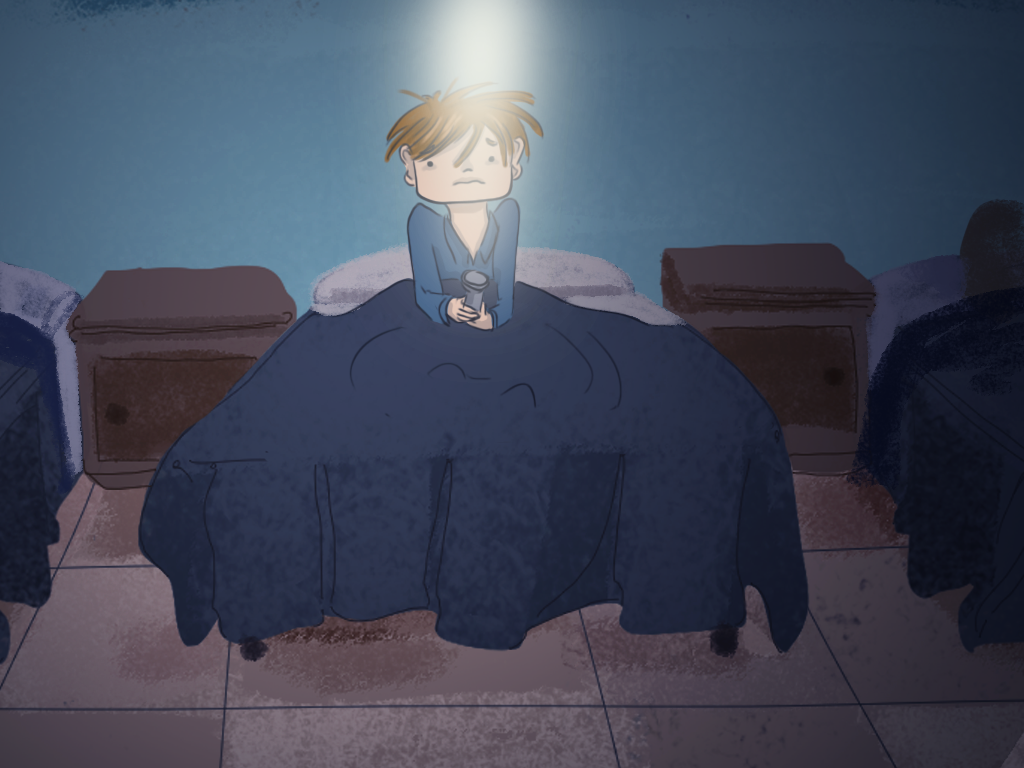 Papelucho está sentado en su cama, apuntando con una linterna encendida hacia el techo.